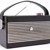 GPO Darcy Radio retro analótica portátil con rejilla retro y asa de transporte - Negro y plateado